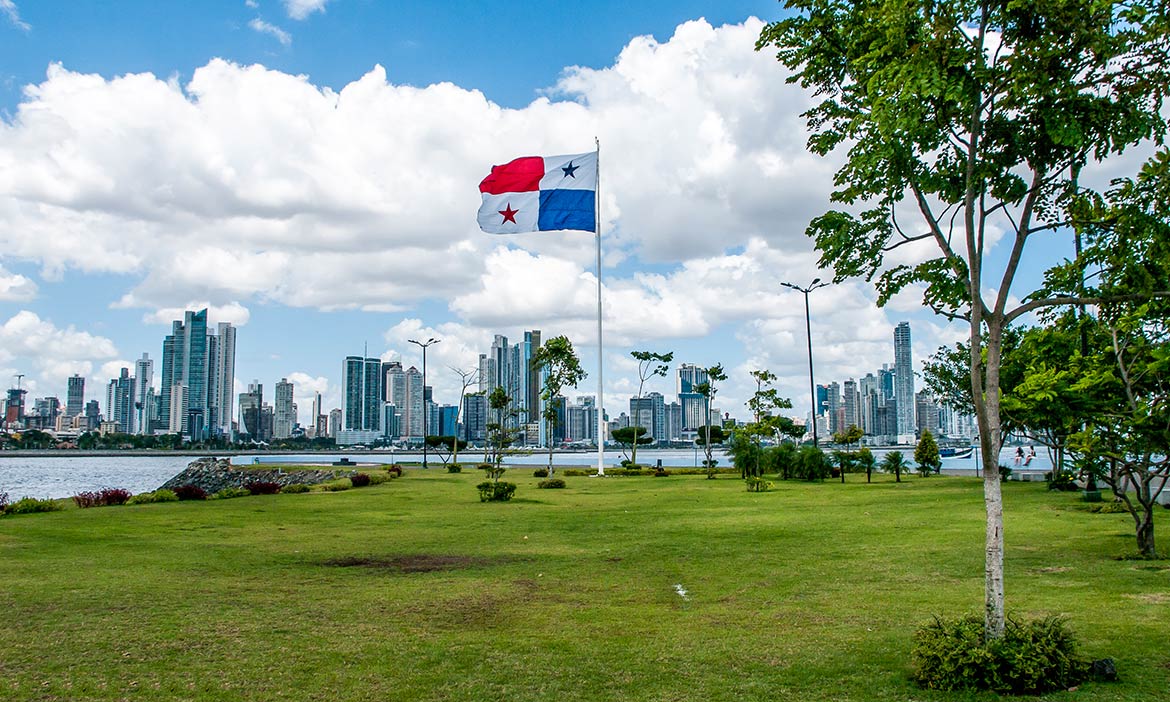Panama-City-skyline-with-flag